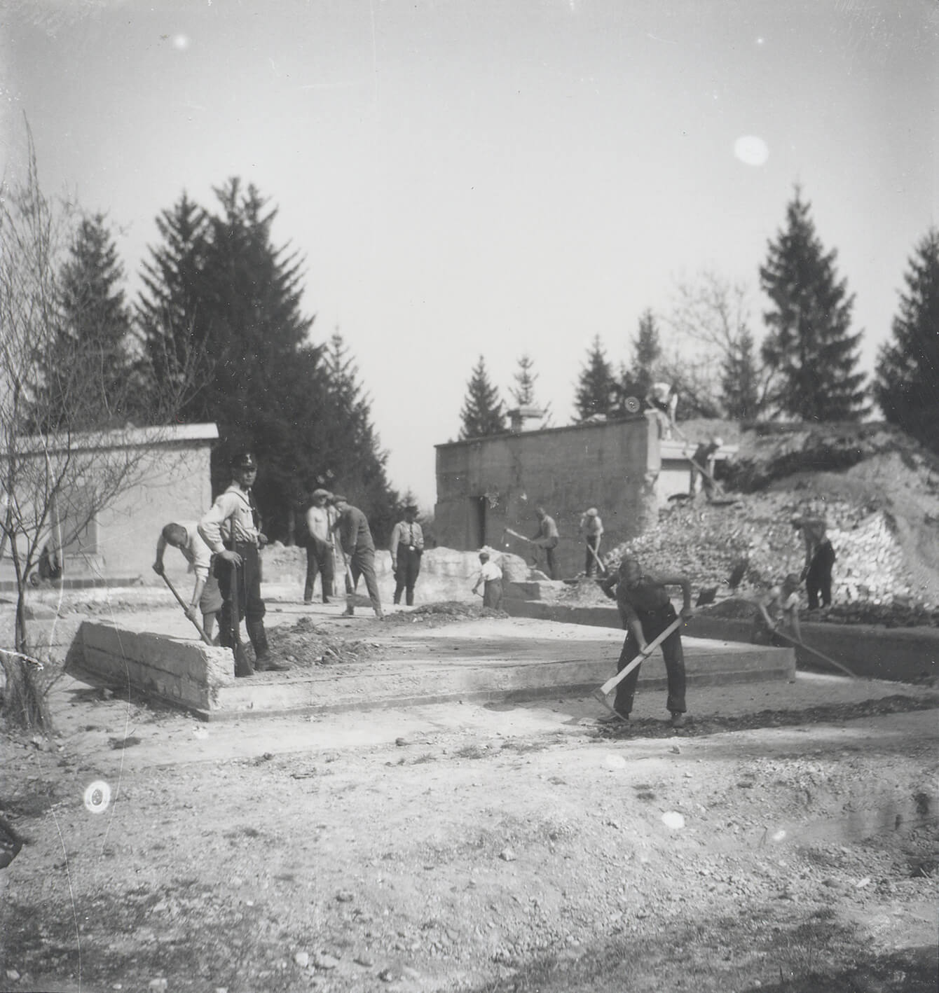 Häftlinge bei Abbruch- und Grabungsarbeiten auf dem SS-Gelände, 1933